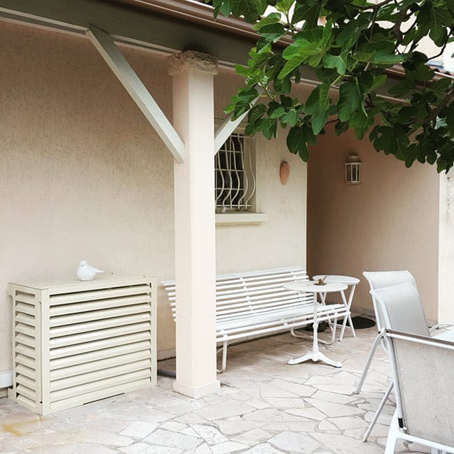 Kit cache design UE Linea avec des lamelles inclinées pour une occultation totale.